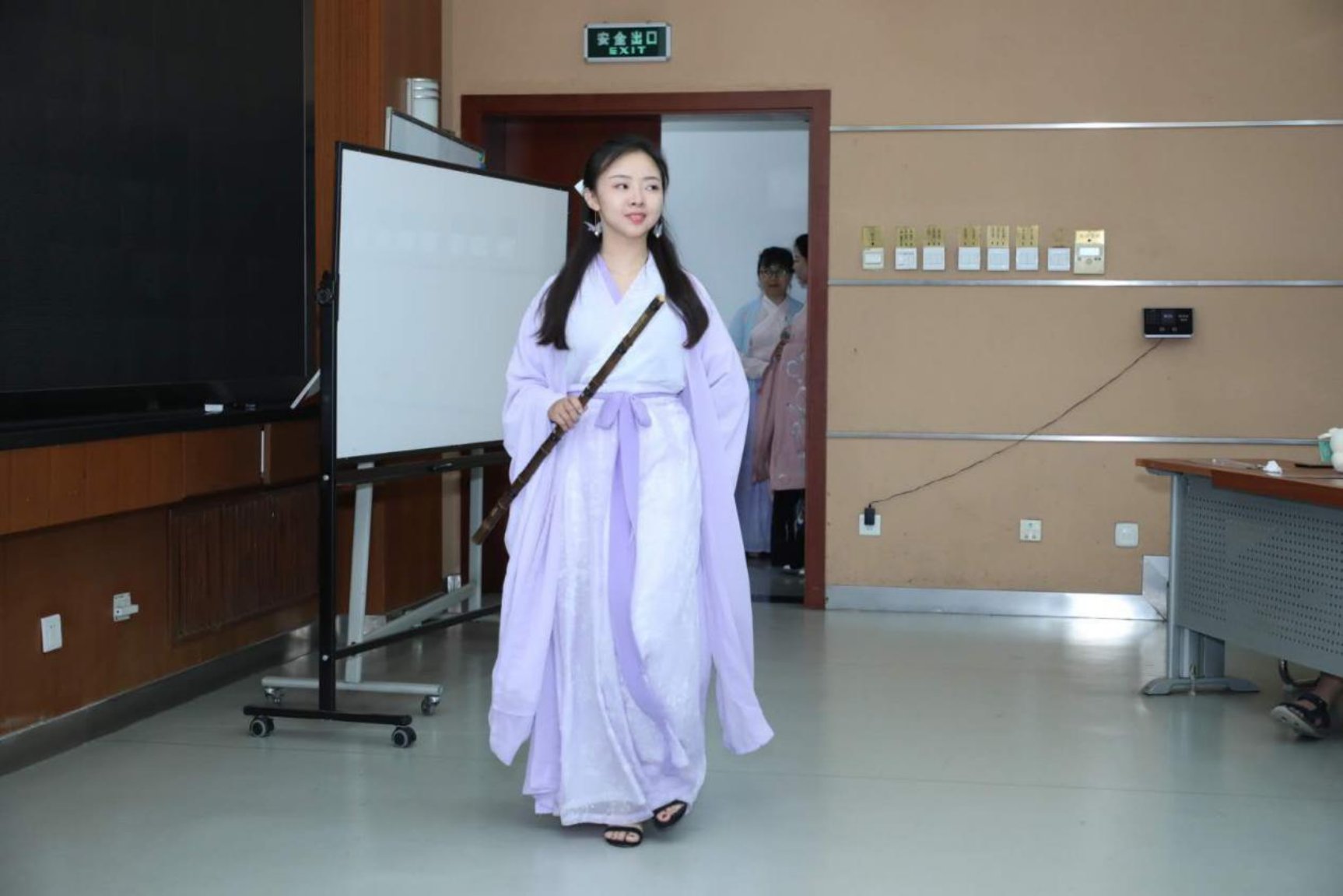 轻舟文化俱乐部覃丹